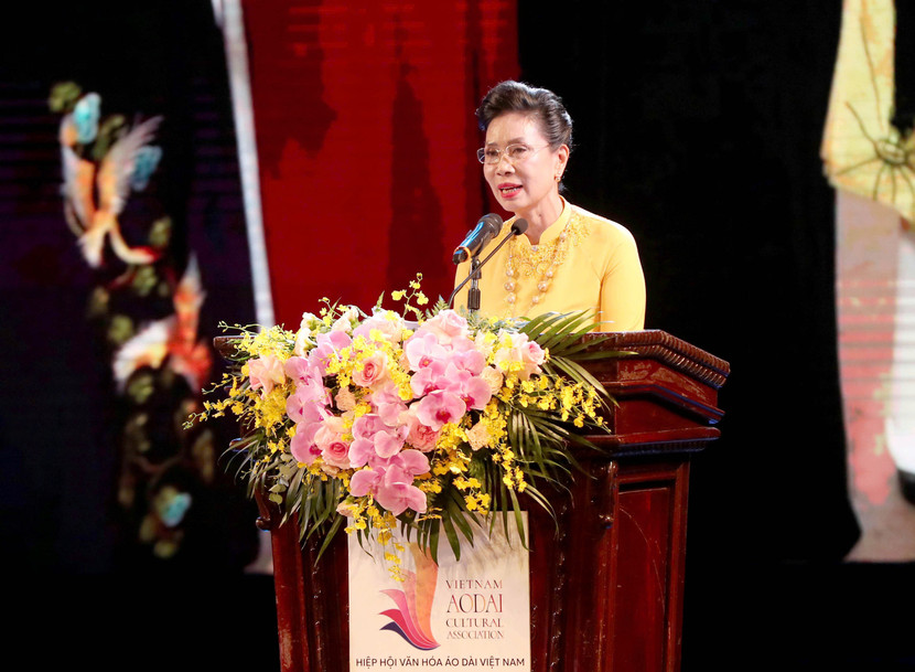 Tiến sĩ Đặng Thị Bích Liên, Chủ tịch Hiệp hội Áo dài Việt Nam phát biểu tại Lễ ra mắt sáng 9/8 (ảnh: Trần Huấn)