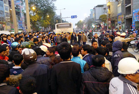 Vụ tai nạn khiến nhiều người hiếu kỳ kéo đến xem, nên lực lượng công an đã phải rất vất vả phân luồng tránh ùn tắc kéo dài trong giờ cao điểm Vụ tai nạn khiến nhiều người hiếu kỳ kéo đến xem, nên lực lượng công an đã phải rất vất vả phân luồng tránh ùn tắc kéo dài trong giờ cao điểm