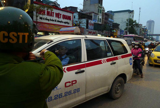 Vụ tai nạn khiến nhiều người hiếu kỳ kéo đến xem, nên lực lượng công an đã phải rất vất vả phân luồng tránh ùn tắc kéo dài trong giờ cao điểm Vụ tai nạn khiến nhiều người hiếu kỳ kéo đến xem, nên lực lượng công an đã phải rất vất vả phân luồng tránh ùn tắc kéo dài trong giờ cao điểm