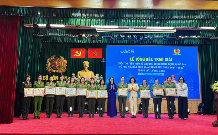 Hội Phụ nữ Công an thành phố Hà Nội đã xuất sắc được Hội Phụ nữ Bộ Công an tặng 01 Bằng khen đạt Giải A clip sáng tạo; 01 Bằng khen vì đã có thành tích tổ chức tốt Cuộc thi