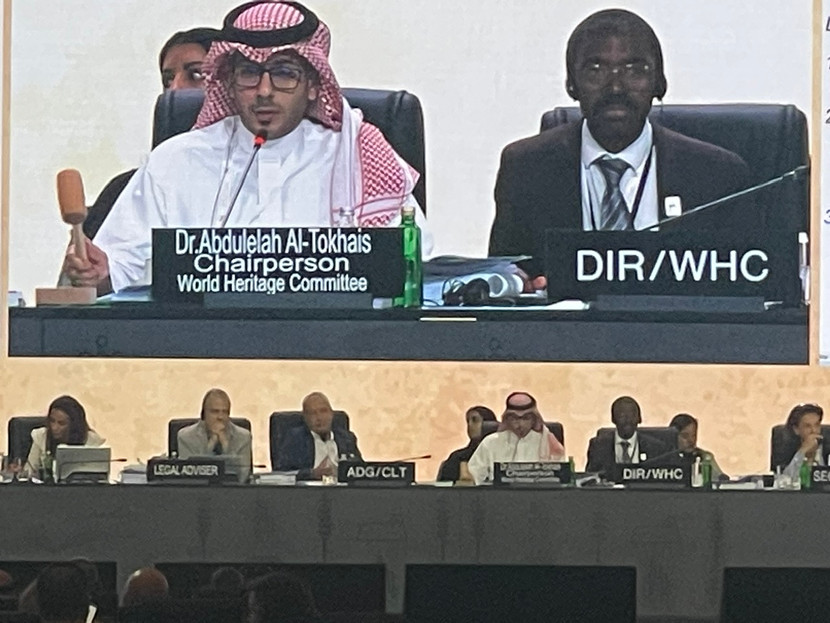 Thời khắc Ngài Chủ tịch Uỷ ban Di sản Thế giới Kỳ họp lần thứ 45 (TS. Abdulelad Al Tokhais - Ả-rập Xê-út) gõ búa thông qua hồ sơ Vịnh Hạ Long - Quần đảo Cát Bà vào lúc 17h39 ngày 16/9/2023 (giờ địa phương) Thời khắc Ngài Chủ tịch Uỷ ban Di sản Thế giới Kỳ họp lần thứ 45 (TS. Abdulelad Al Tokhais - Ả-rập Xê-út) gõ búa thông qua hồ sơ Vịnh Hạ Long - Quần đảo Cát Bà vào lúc 17h39 ngày 16/9/2023 (giờ địa phương)