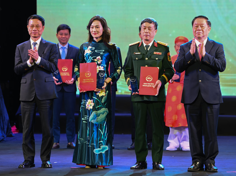 Giải A được trao cho Tổng tập Nhà văn quân đội - Kỷ yếu - Tác phẩm (5 tập) của Tạp chí Văn nghệ Quân đội và NXB Văn học (ảnh: Minh Quyết)