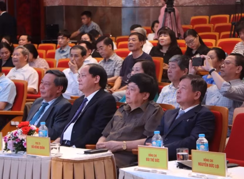 Từ trái qua: Đồng chí Nguyễn Văn Phong, Phó Bí thư Thường trực Thành uỷ Hà Nội, đồng chí Nguyễn Doãn Toản, Uỷ viên Ban Thường vụ, Trưởng ban Tuyên giáo và Dân vận Thành Uỷ Hà Nội, đồng chí Nguyễn Thế Kỷ Trưởng ban Lý luận phê bình văn học nghệ thuật, Phó Chủ tịch Hội đồng Lý luận Trung ương; PGS.TS Đỗ Hồng Quân, Chủ tịch Liên hiệp các Hội VHNT Việt Nam