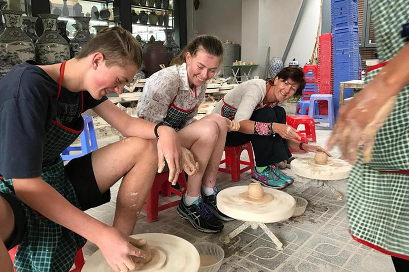 Trải nghiệm làm gốm Bát Tràng của du khách quốc tế