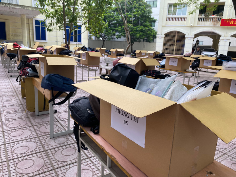 Điểm thi THPT Quang Trung, Hà Nội tập trung đồ cá nhân không được phép mang vào phòng thi của thí sinh ngoài khu vực phòng thi