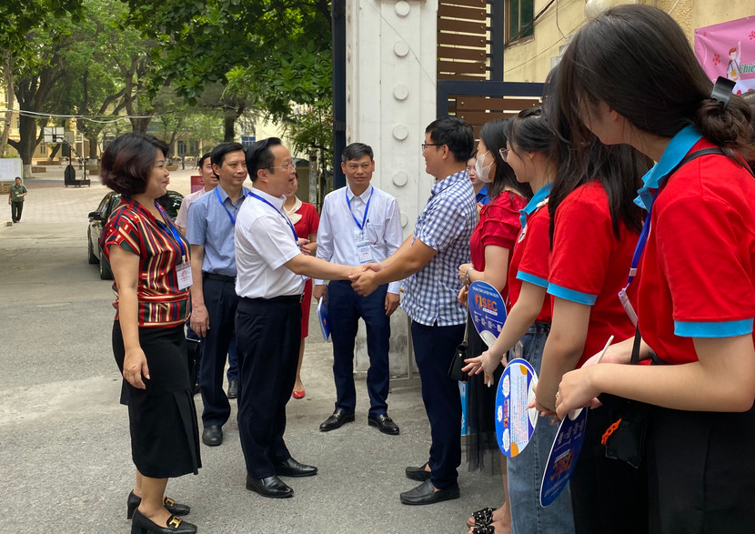 Đoàn kiểm tra của Sở GD-ĐT Hà Nội thăm hỏi, động viên người nhà có thí sinh dự thi trong thời tiết nắng nóng