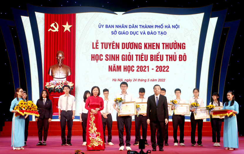 700 học sinh giỏi, tiêu biểu của Hà Nội năm học 2021-2022 đã vinh dự đại diện cho 2,2 học sinh toàn thành phố nhận bằng khen, giấy khen 700 học sinh giỏi, tiêu biểu của Hà Nội năm học 2021-2022 đã vinh dự đại diện cho 2,2 học sinh toàn thành phố nhận bằng khen, giấy khen