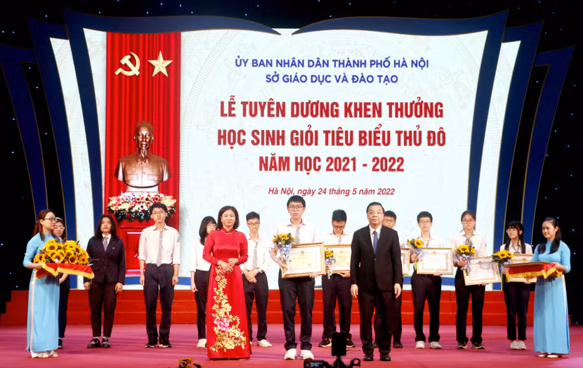 700 học sinh giỏi, tiêu biểu của Hà Nội năm học 2021-2022 đã vinh dự đại diện cho 2,2 học sinh toàn thành phố nhận bằng khen, giấy khen 700 học sinh giỏi, tiêu biểu của Hà Nội năm học 2021-2022 đã vinh dự đại diện cho 2,2 học sinh toàn thành phố nhận bằng khen, giấy khen