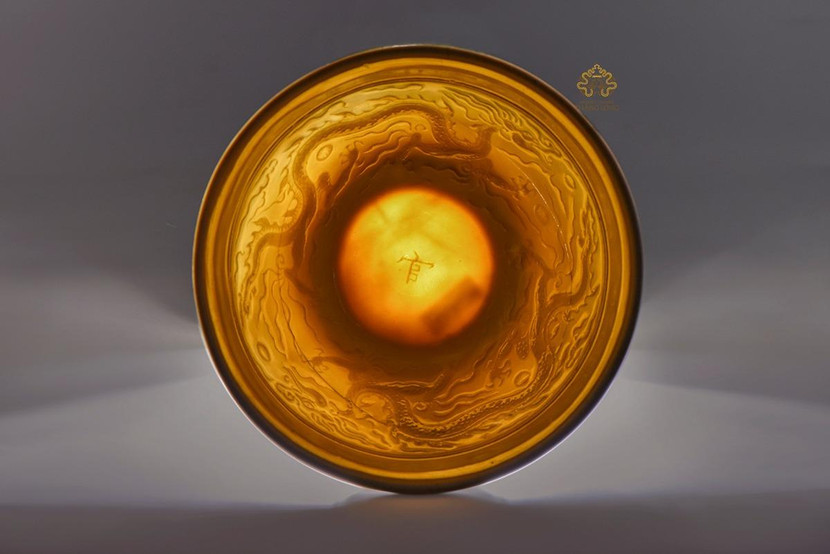 Chiếc bát thấu quang hình rồng, đồ ngự dụng của nhà vua có niên đại thời Lê sơ được tìm thấy qua đợt khai quật di chỉ khảo cổ Hoàng Thành Thăng Long Chiếc bát thấu quang hình rồng, đồ ngự dụng của nhà vua có niên đại thời Lê sơ được tìm thấy qua đợt khai quật di chỉ khảo cổ Hoàng Thành Thăng Long