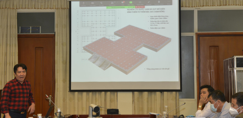 PGS.TS Bùi Minh Trí, Viện trưởng Viện Nghiên cứu Kinh thành (trái) đưa ra những giả thiết về bước gian và quy mô điện Kính Thiên từ thềm bậc đá chạm rồng PGS.TS Bùi Minh Trí, Viện trưởng Viện Nghiên cứu Kinh thành (trái) đưa ra những giả thiết về bước gian và quy mô điện Kính Thiên từ thềm bậc đá chạm rồng