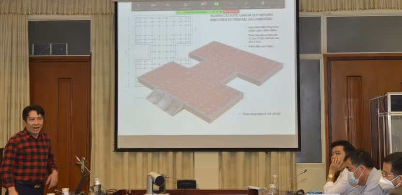 PGS.TS Bùi Minh Trí, Viện trưởng Viện Nghiên cứu Kinh thành (trái) đưa ra những giả thiết về bước gian và quy mô điện Kính Thiên từ thềm bậc đá chạm rồng