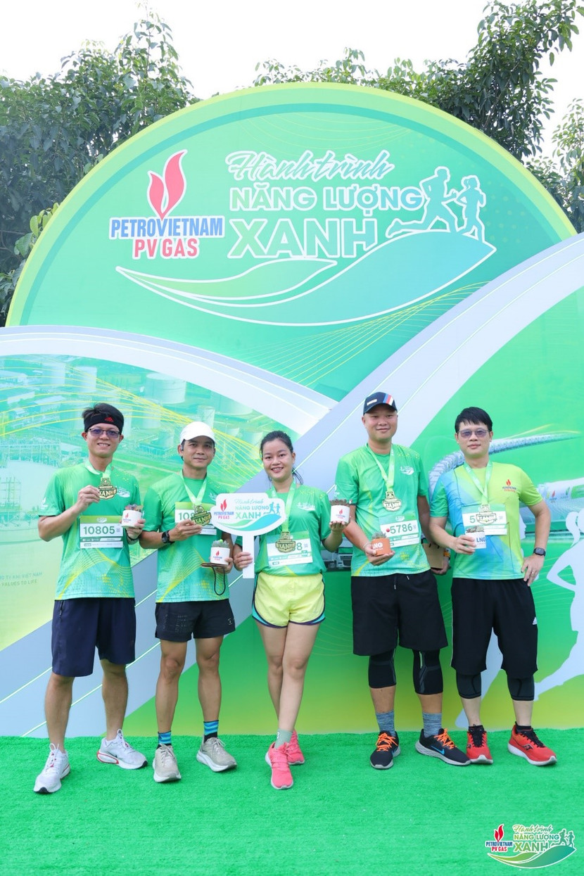 Hoạt động “một cam kết, đổi một cây xanh” nhận được sự hưởng ứng nhiệt tình của các vận động viên Hoạt động “một cam kết, đổi một cây xanh” nhận được sự hưởng ứng nhiệt tình của các vận động viên