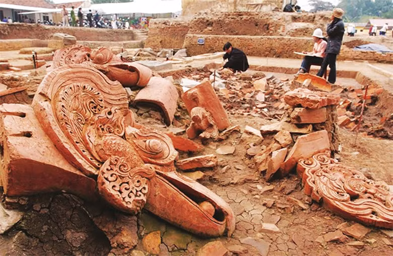 Bức ảnh nổi tiếng được chụp bởi các chuyên gia của Viện Khảo cổ học Việt Nam tại Khu A, Di chỉ khảo cổ học 18 Hoàng Diệu trong đợt khai quật khảo cổ bắt đầu từ tháng 12-2002