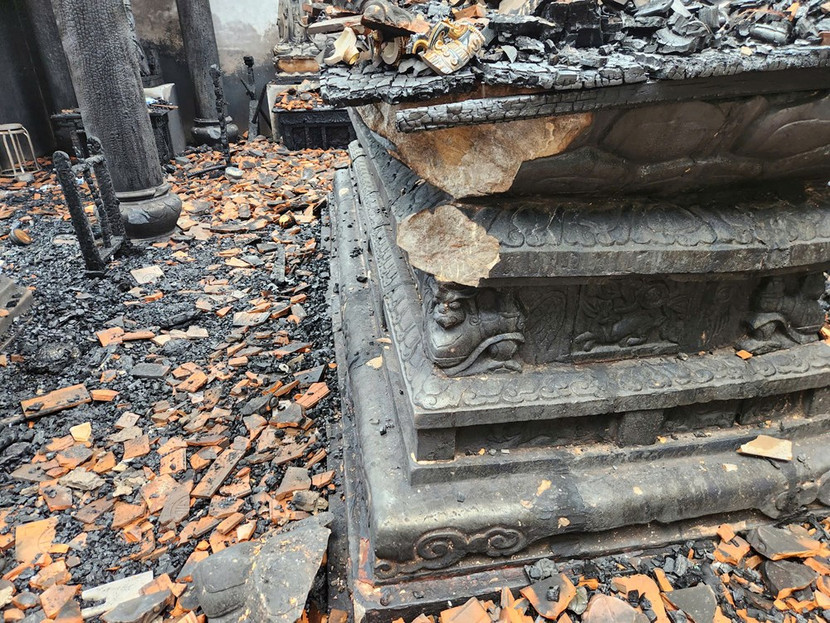 Bảo vật quốc gia Bệ đá hoa sen (Bàn thờ Phật bằng đá), quan sát cho thấy bị vỡ cánh hoa sen Bảo vật quốc gia Bệ đá hoa sen (Bàn thờ Phật bằng đá), quan sát cho thấy bị vỡ cánh hoa sen