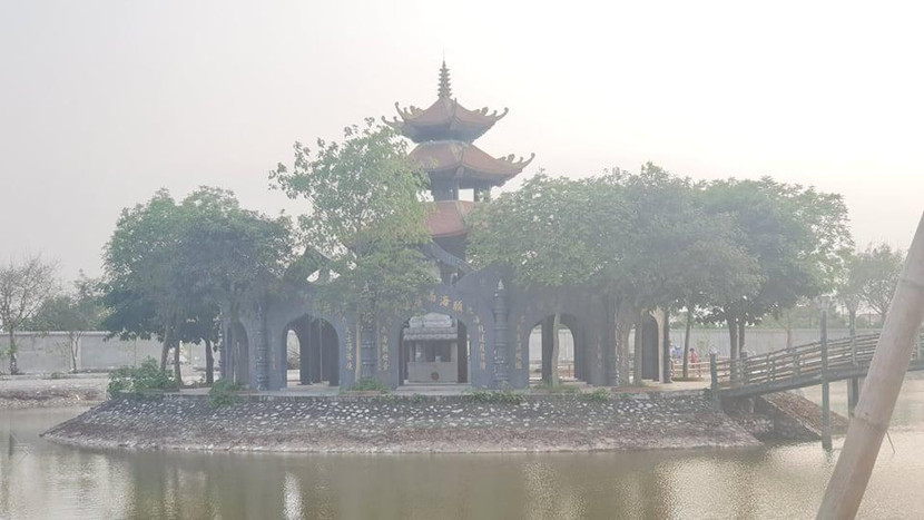 Một công trình mới khác ở chùa Đậu phía bên kia hồ nước