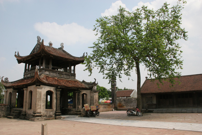 Tam quan chùa Đậu trước khi bị tu bổ biến thành mới tinh (ảnh chụp tháng 4/2013)