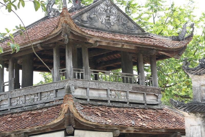 Gác chuông chùa Đậu thời điểm năm 2013 đã xuống cấp khá trầm trọng (ảnh Quỳn Vân )