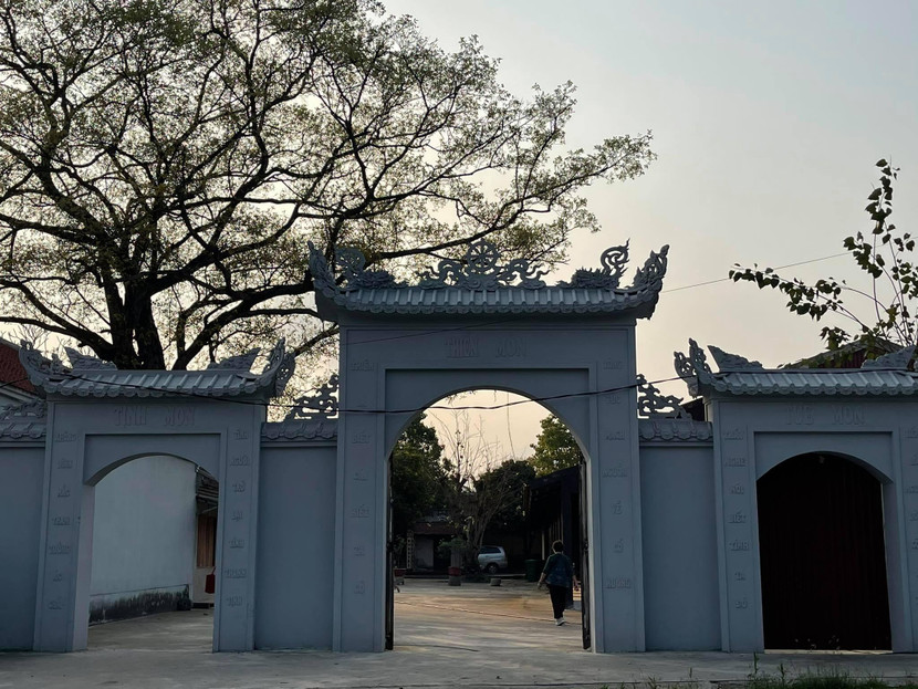 Cổng mới ở chùa Đậu