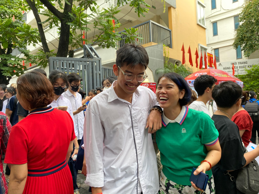 Thí sinh trong tâm trạng vui mừng với đề thi môn đầu tiên Thí sinh trong tâm trạng vui mừng với đề thi môn đầu tiên