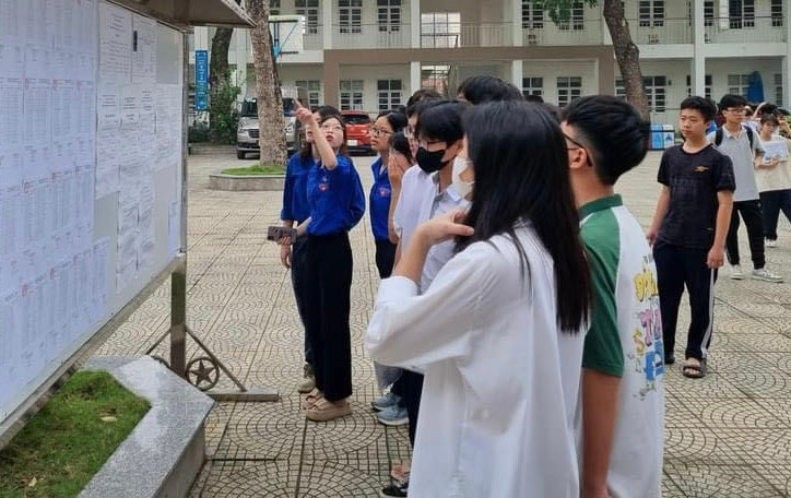 Tuyển sinh tràn tuyến kéo điểm chuẩn lớp 10 một trường tăng tới 15 điểm