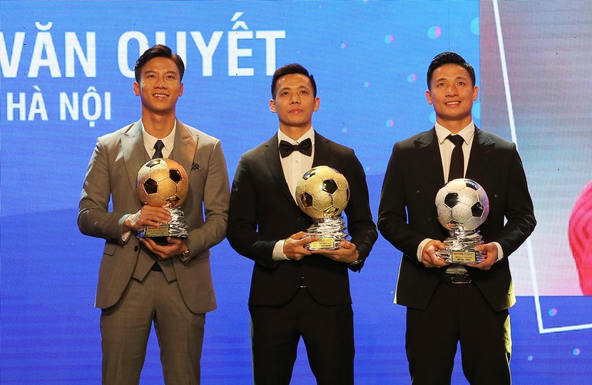 Quả bóng Vàng 2020 Nguyễn Văn Quyết và QBB Bùi Tiến Dũng (phải), QBĐ Quế Ngọc Hải (trái) Quả bóng Vàng 2020 Nguyễn Văn Quyết và QBB Bùi Tiến Dũng (phải), QBĐ Quế Ngọc Hải (trái)
