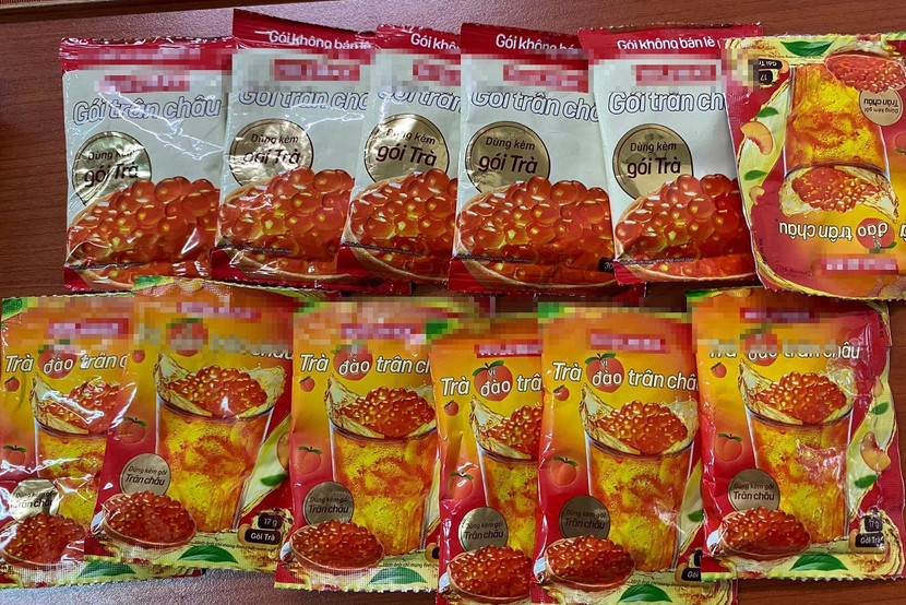 Công khai sản phẩm bị thu hồi khi sau khi học sinh được nhóm người lạ phát ngoài cổng trường Công khai sản phẩm bị thu hồi khi sau khi học sinh được nhóm người lạ phát ngoài cổng trường