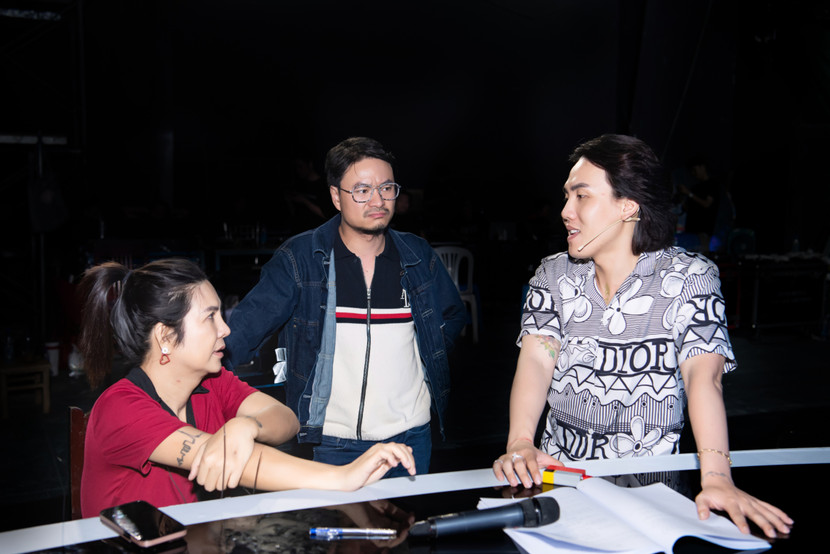 Đạo diễn Hoàng Nhật Nam (giữa), Tổng đạo diễn Táo Xuân 2025 Đạo diễn Hoàng Nhật Nam (giữa), Tổng đạo diễn Táo Xuân 2025