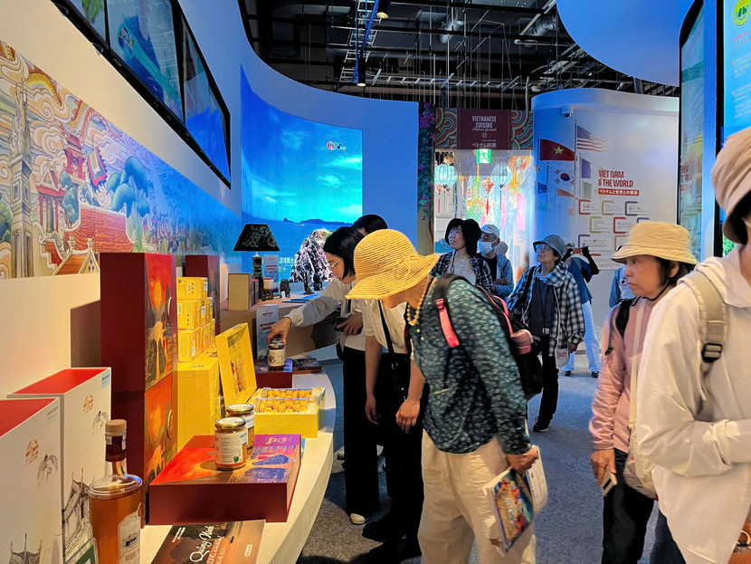 Khách tham quan nhiệt tình tìm hiểu thông tin và các sản phẩm OCOP tiêu biểu của tỉnh Quảng Ninh