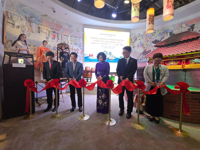 Ông Nguyễn Việt Dũng Giám đốc Sở Văn hóa, Thể thao và Du lịch Quảng Ninh, Ông Trần Nhất Hoàng, Phó Cục trưởng Cục Hợp tác quốc tế, Phó Tổng đại diện Việt Nam tại EXPO 2025, bà Bùi Thúy Phượng, ông Nakamura Tatsuya, Vụ trưởng, Vụ Hồ Biwa và Môi trường, Chính quyền tỉnh Shiga (Nhật Bản), bà Quyền Thị Thuý Hà, Lãnh sự thương vụ, Tổng lãnh sự quán Việt Nam tại Osaka cắt băng khai mạc Tuần lễ Quảng Ninh tại EXPO 2025 Osaka, Kansai