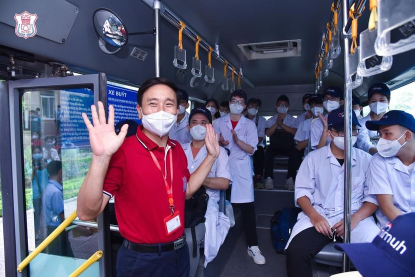 GS.TS Tạ Thành Văn - Chủ tịch Hội đồng trường Đại học Y Hà Nội trực tiếp dẫn đoàn tình nguyện tăng cường cho Bắc Ninh