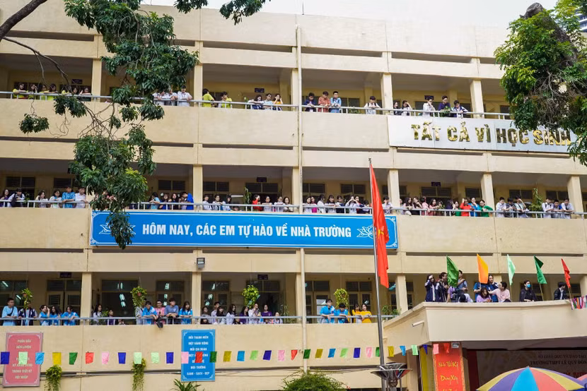 Không khí rộn ràng của ngôi trường khi học sinh chưa bị tạm dừng đến trường