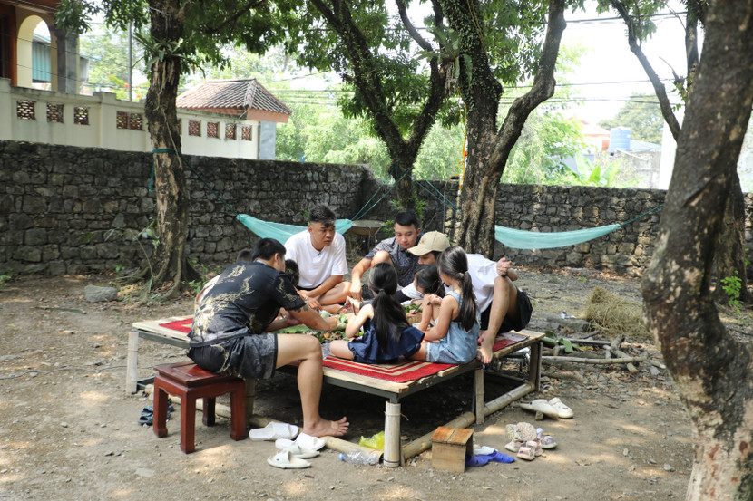 Các bố con ăn trưa với món cá úp vung tự làm Các bố con ăn trưa với món cá úp vung tự làm