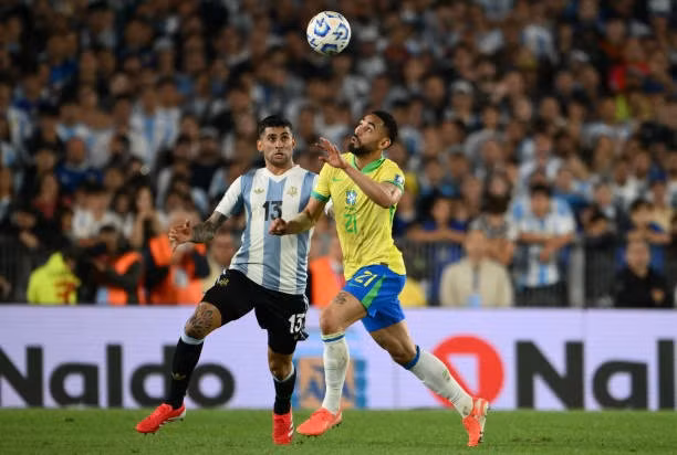 Argentina (trái) chơi quá hay trước Brazil