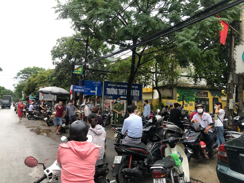 Điểm thi ở Hà Nội đều được hỗ trợ bởi lực lượng công an, thanh niên tình nguyện để tránh ùn tắc, thuận tiện đưa đón thí sinh