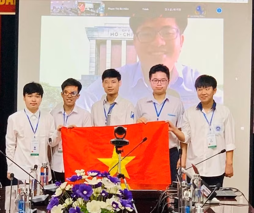 Đỗ Bách Khoa (đứng giữa) giành Huy chương Vàng Olympic Toán quốc tế đầu tiên cho trường THPT chuyên Hà Nội Amsterdam Đỗ Bách Khoa (đứng giữa) giành Huy chương Vàng Olympic Toán quốc tế đầu tiên cho trường THPT chuyên Hà Nội Amsterdam