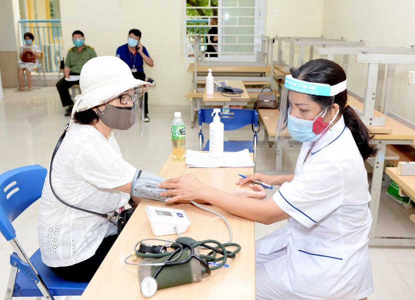 Để triển khai chương trình này, ĐH Kinh tế quốc dân đã huy động nhiều cán bộ, sinh viên tình nguyện hỗ trợ công tác tiêm phòng (Ảnh ĐH KTQD) Để triển khai chương trình này, ĐH Kinh tế quốc dân đã huy động nhiều cán bộ, sinh viên tình nguyện hỗ trợ công tác tiêm phòng (Ảnh ĐH KTQD)