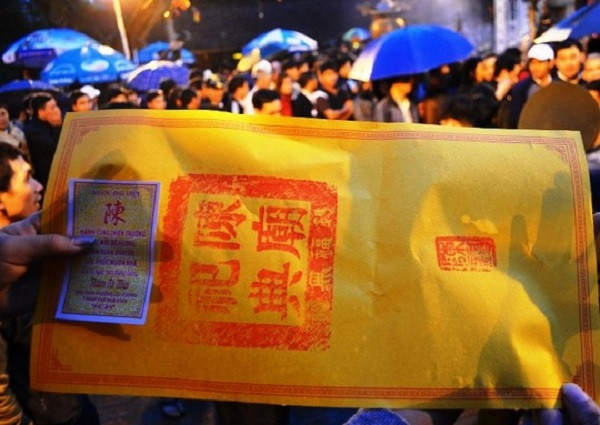 Từ 5 giờ ngày 24/2 (tức ngày 15 tháng Giêng) tổ chức phát ấn cho người dân và du khách ở các địa điểm gồm nhà Giải Vũ tại Cung Thiên Trường, Đền Cố Trạch và nhà trưng bày tại Cung Trùng Hoa