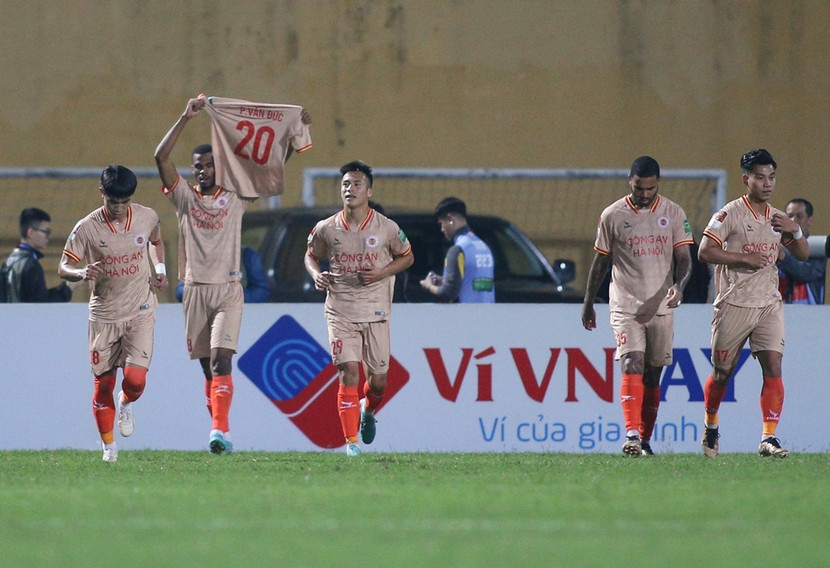 Gustavo tri ân Phan Văn Đức với chiếc áo đấu số 20 Gustavo tri ân Phan Văn Đức với chiếc áo đấu số 20