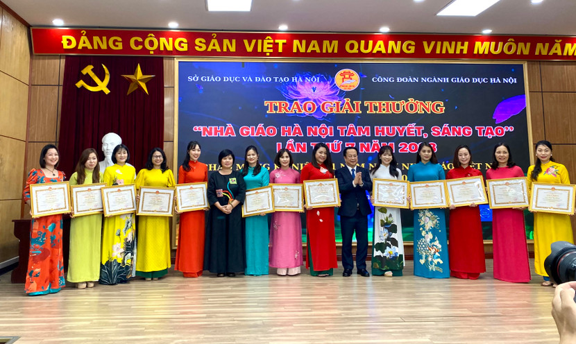 Giám đốc Sở GD-ĐT Hà Nội Hà Nội trao giải thưởng "Nhà giáo Hà Nội tâm huyết, sáng tạo" cho 135 nhà giáo tiêu biểu Giám đốc Sở GD-ĐT Hà Nội Hà Nội trao giải thưởng "Nhà giáo Hà Nội tâm huyết, sáng tạo" cho 135 nhà giáo tiêu biểu