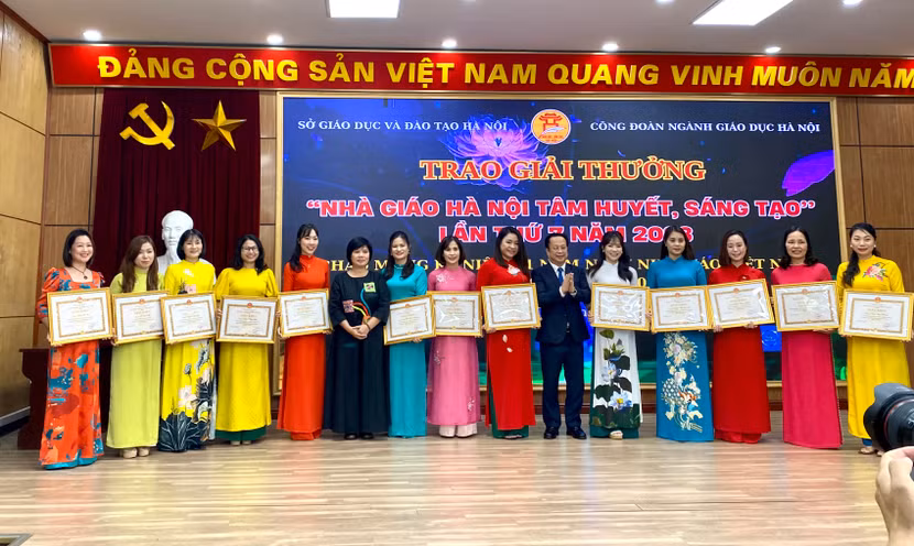 Giám đốc Sở GD-ĐT Hà Nội Hà Nội trao giải thưởng "Nhà giáo Hà Nội tâm huyết, sáng tạo" cho 135 nhà giáo tiêu biểu Giám đốc Sở GD-ĐT Hà Nội Hà Nội trao giải thưởng "Nhà giáo Hà Nội tâm huyết, sáng tạo" cho 135 nhà giáo tiêu biểu