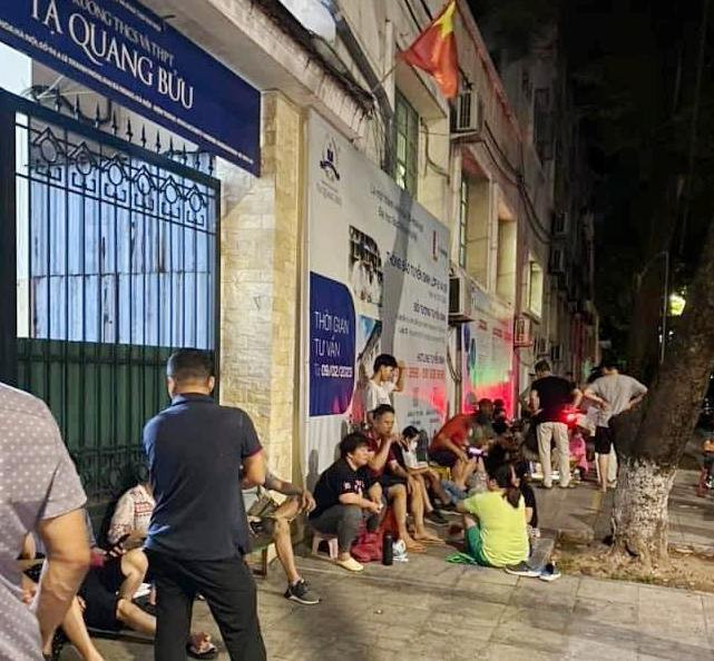 Phụ huynh xếp hàng từ nửa đêm tới sáng để chờ nộp hồ sơ vào lớp 10 trường THPT Tạ Quang Bửu Phụ huynh xếp hàng từ nửa đêm tới sáng để chờ nộp hồ sơ vào lớp 10 trường THPT Tạ Quang Bửu