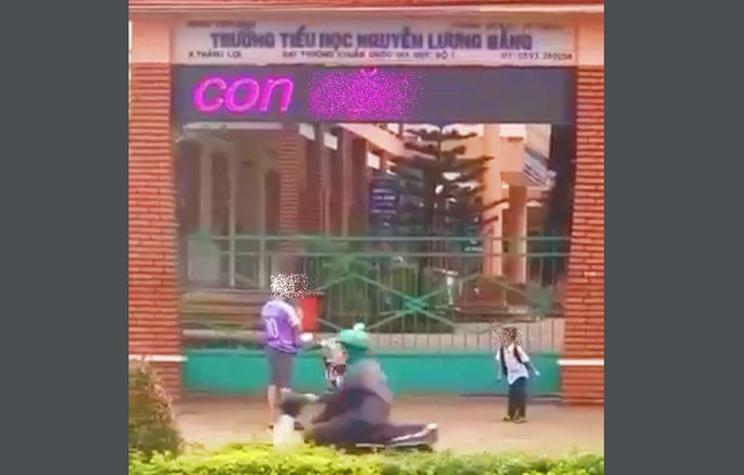 Bảng điện tử LED của nhà trường bị thay đổi nội dung phản cảm do bị hack Bảng điện tử LED của nhà trường bị thay đổi nội dung phản cảm do bị hack