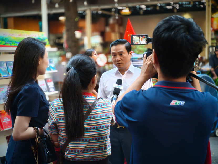 "Hà Giang - Miền đá nở hoa" do Phó Giám đốc NXB Chính trị Quốc gia Sự thật Nguyễn Thái Bình (chủ biên) ghi lại những cảm xúc xuyên suốt hành trình khám phá vẻ đẹp của đất và người Hà Giang