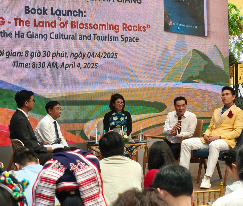 Các đại biểu tham gia tọa đàm, giới thiệu cuốn sách “Hà Giang – Miền đá nở hoa” và du lịch Hà Giang