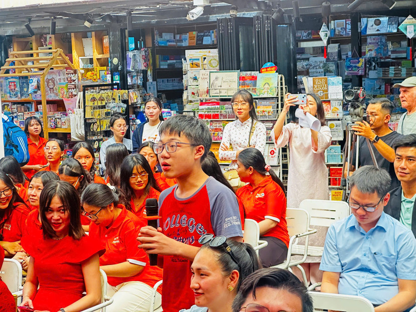 Độc giả giao lưu cùng tác giả