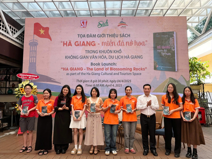 Tác giả Nguyễn Thái Bình, trao tặng sách cho bạn đọc tại TP.HCM