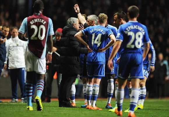 HLV Mourinho bị FA phạt 8.000 bảng vì gây sự với trọng tài ảnh 1