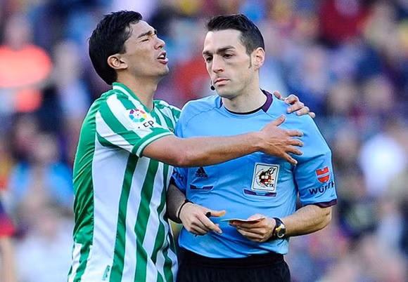 Khoảnh khắc bóng đá thế giới cuối tuần qua ảnh 7