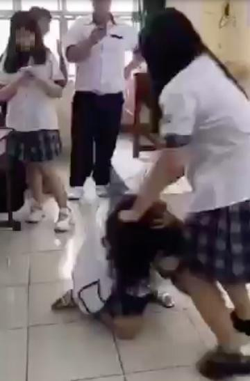 Hình ảnh trên clip khiến nhiều người lo ngại khi tình trạng bạo lực học đường không bị can ngăn mà còn được cổ vũ