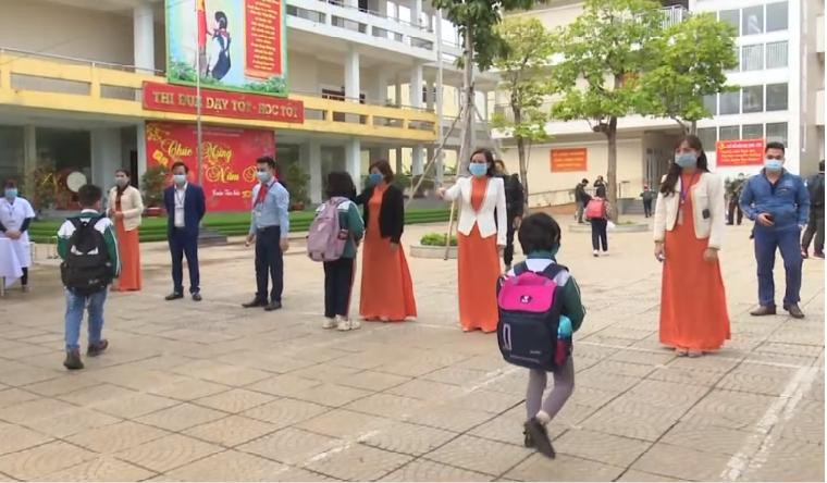 Học sinh trường tiểu học Xuân Phương, Nam Từ Liêm đảm bảo an toàn cho học sinh ngày đầu trở lại trường Học sinh trường tiểu học Xuân Phương, Nam Từ Liêm đảm bảo an toàn cho học sinh ngày đầu trở lại trường